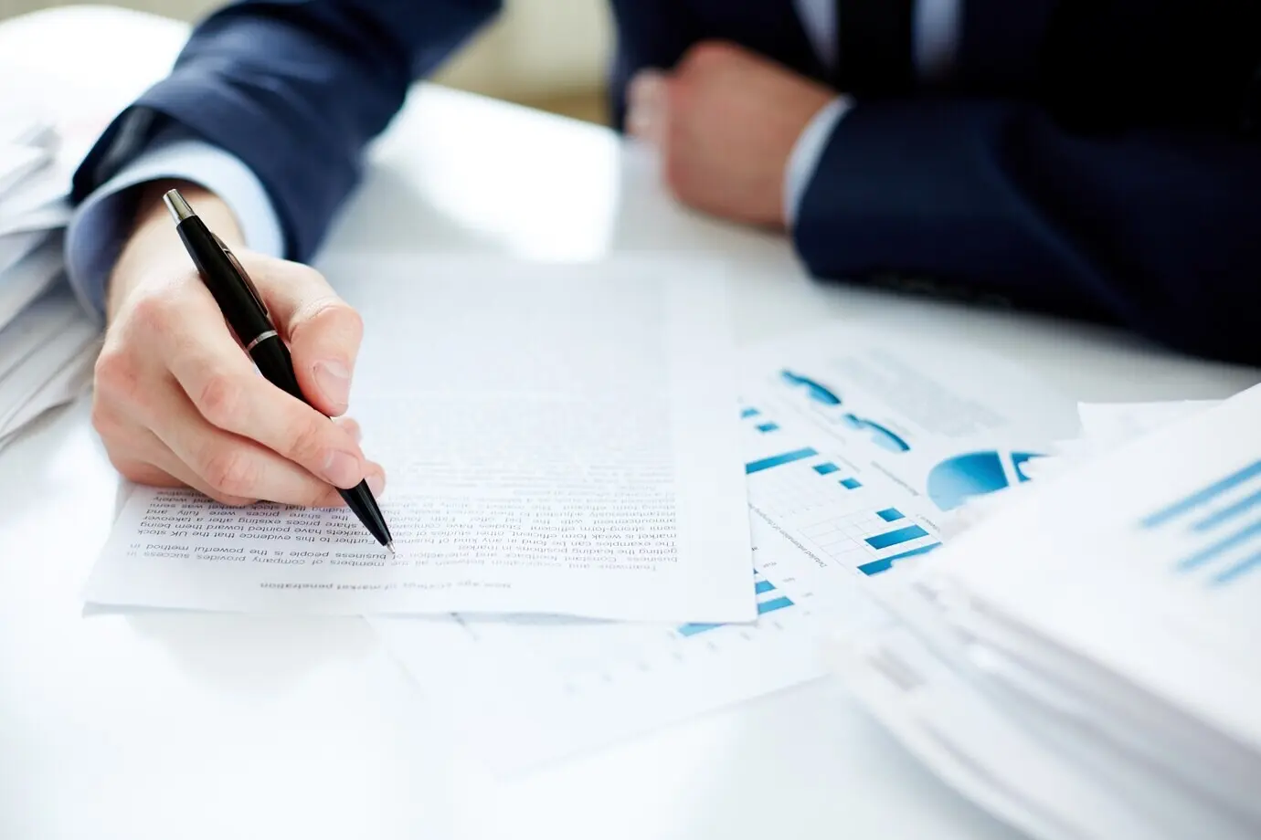 Крупный план руководителя, подчеркивающего документ.