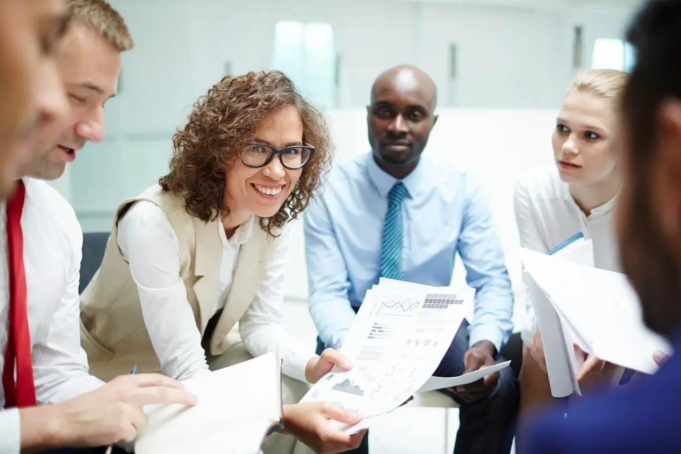 Женщина, работающая экономистом